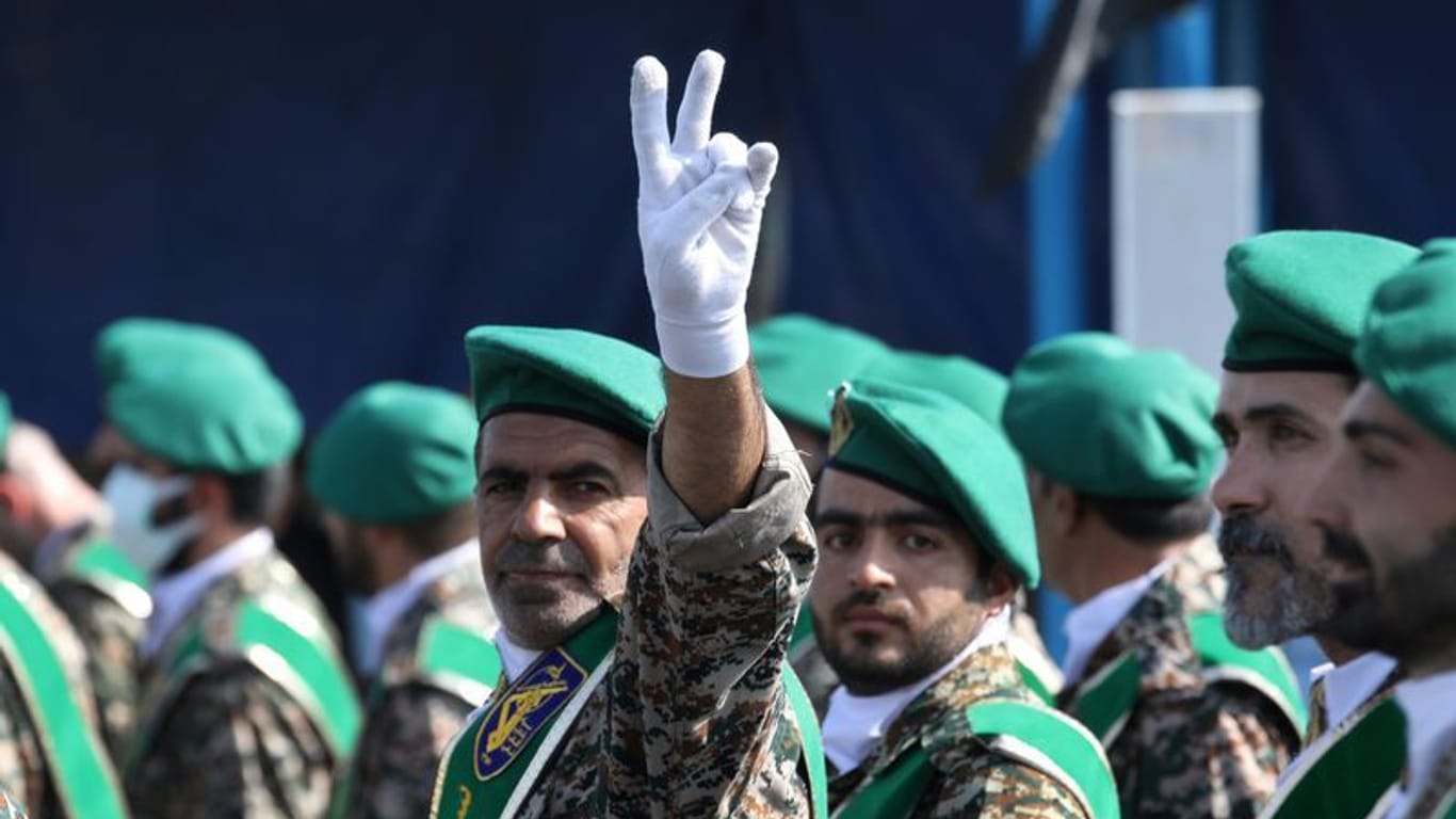 Ein Mitglied der paramilitärischen Basidsch-Milizen zeigt das Siegeszeichen: Die Miliz fordert eine härtere Gangart des Irans gegen Deutschland.