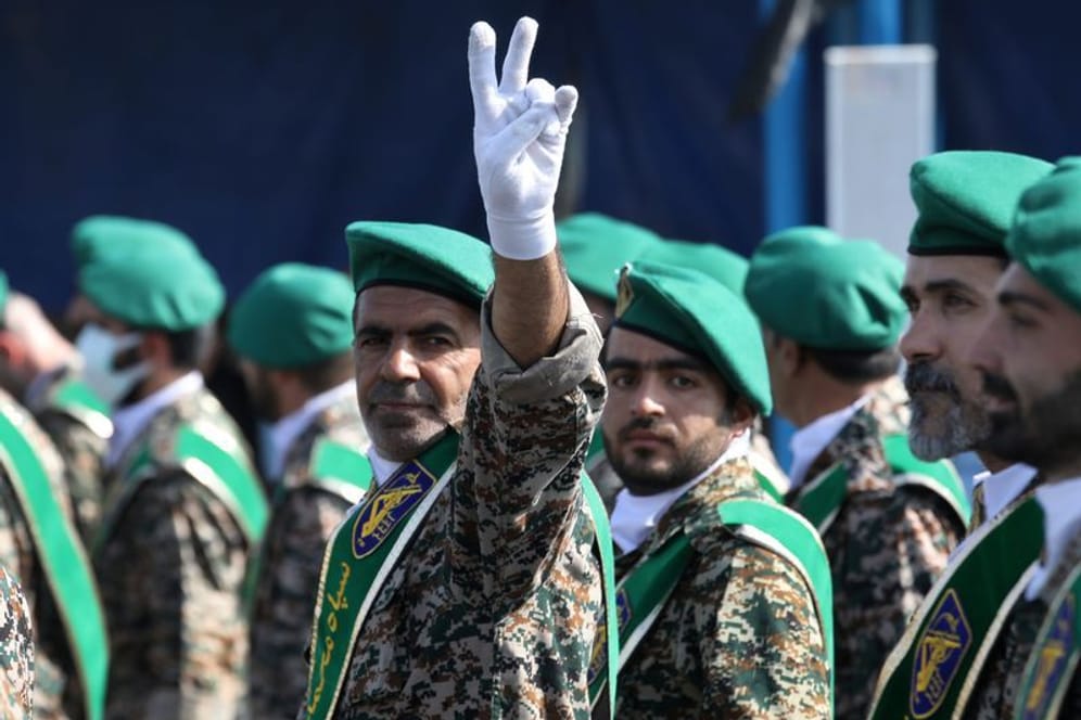 Ein Mitglied der paramilitärischen Basidsch-Milizen zeigt das Siegeszeichen: Die Miliz fordert eine härtere Gangart des Irans gegen Deutschland.
