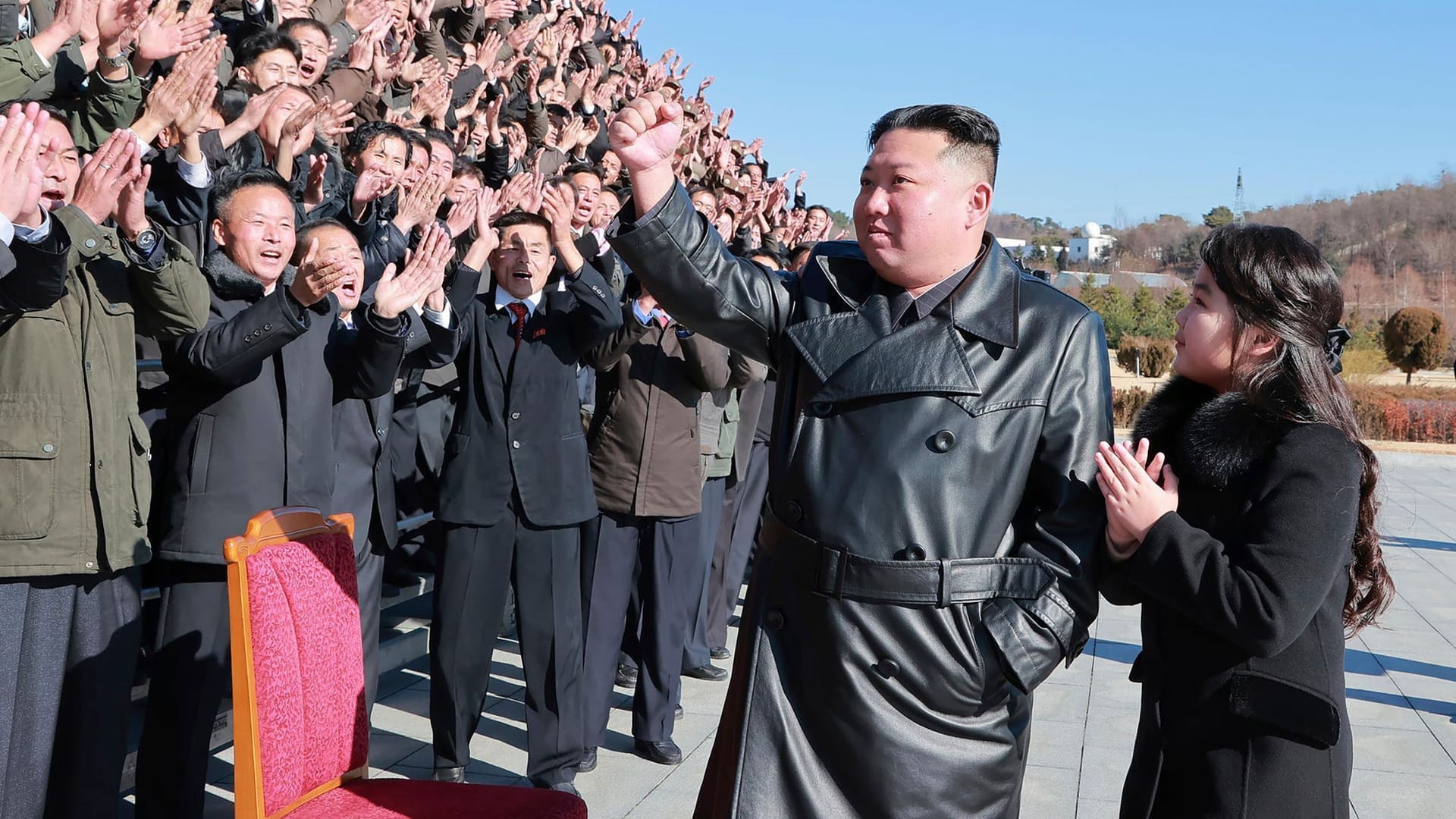 Kim und seine Tochter lassen sich im Staatsfernsehen bejubeln.