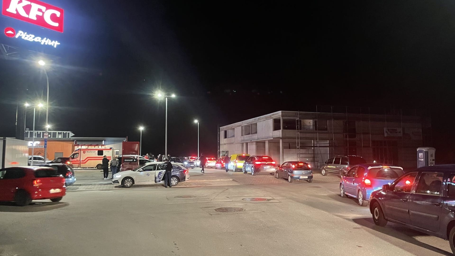 Meterweite Autoschlange vor dem Fast Food Restaurant: Im Restaurant gibt es keinen Speiseraum. Meterweite Autoschlange vor dem Fast Food Restaurant: Im Restaurant gibt es keinen Speiseraum.