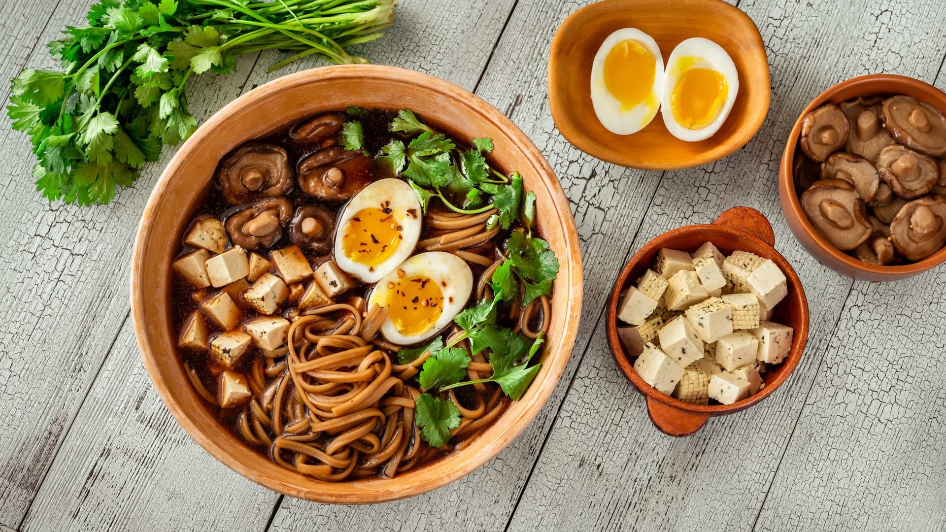 Die Brühe kann nach Belieben mit Fleisch, Pilzen oder für Vegetarier, auch Tofu zubereitet werden.