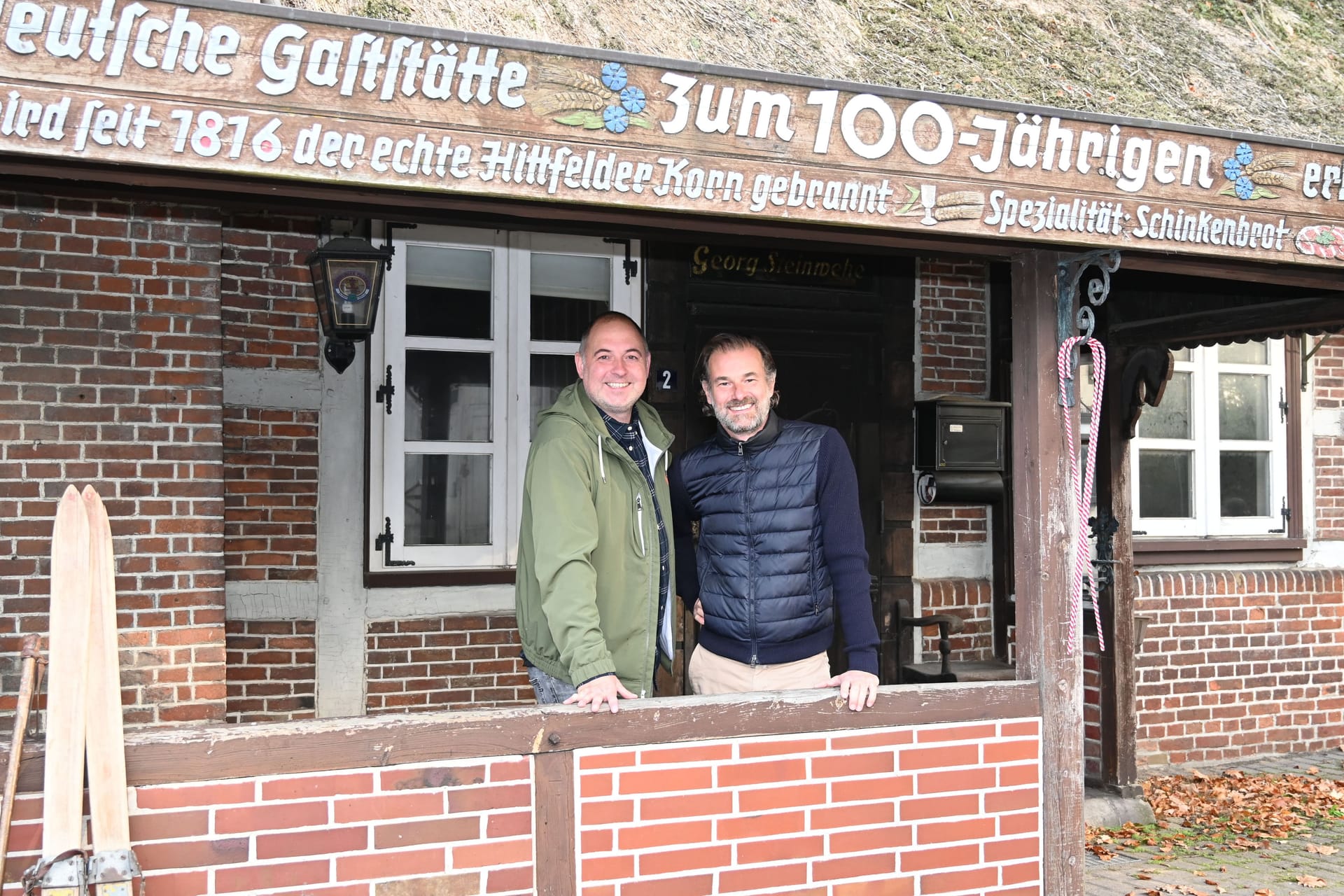 Tim Becker (links) und Dominik Wolff (rechts): Weihnachtsmarkt soll neues Leben in die Gaststätte "Zum 100-Jährigen" in Hittfeld bringen.