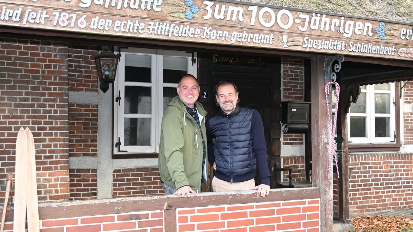 Tim Becker (links) und Dominik Wolff (rechts): Weihnachtsmarkt soll neues Leben in die Gaststätte "Zum 100-Jährigen" in Hittfeld bringen.
