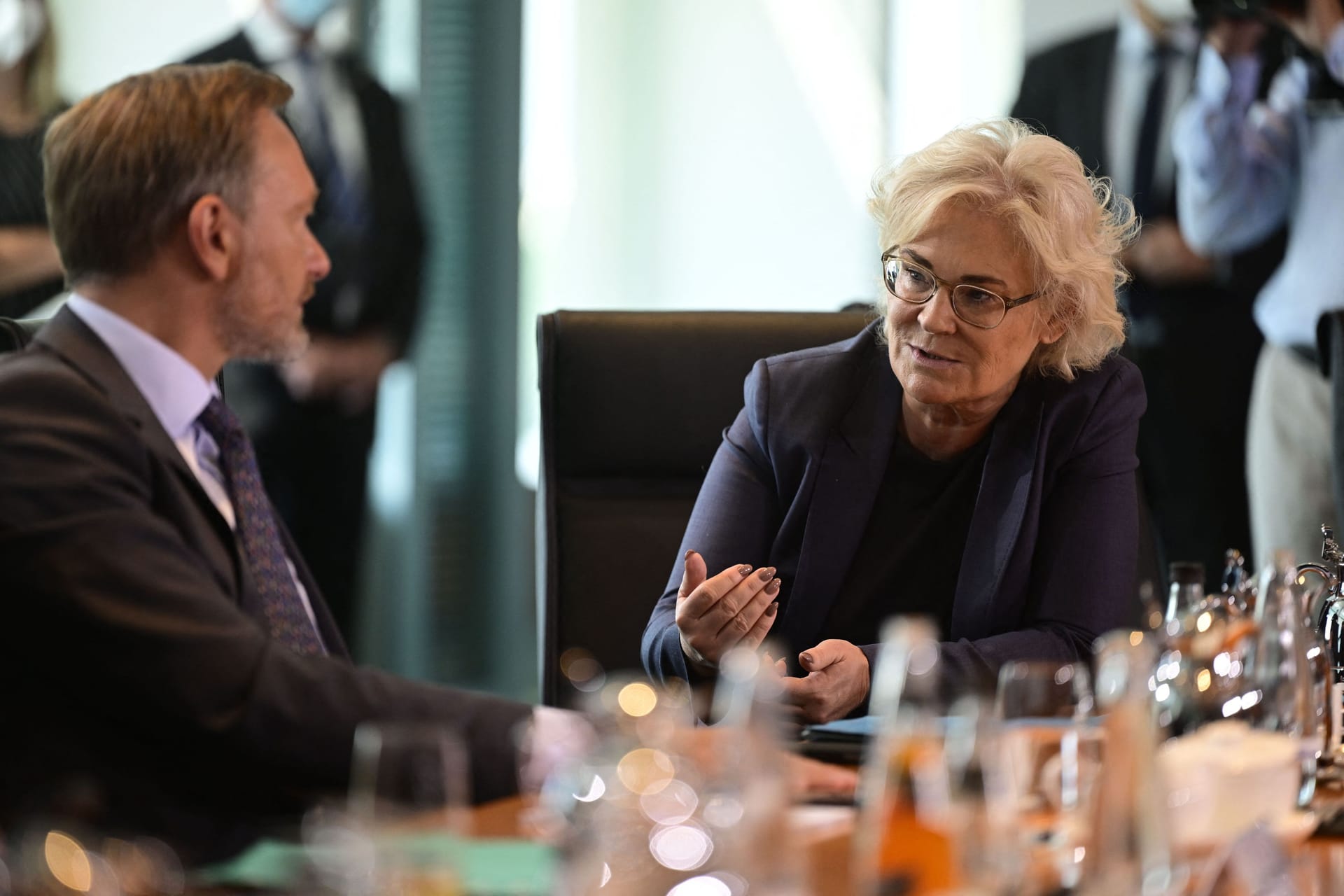 Lambrecht (r.) und Lindner im Gespräch: Die Verteidigungsministerin drängt wohl auf Finanzmittel zur Munitionsbeschaffung.