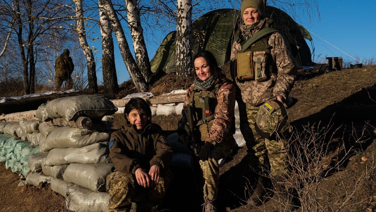 Yuzkiw mit Kameradinnen in einem Schützengraben wenige Kilometer nahe der russischen Grenze.