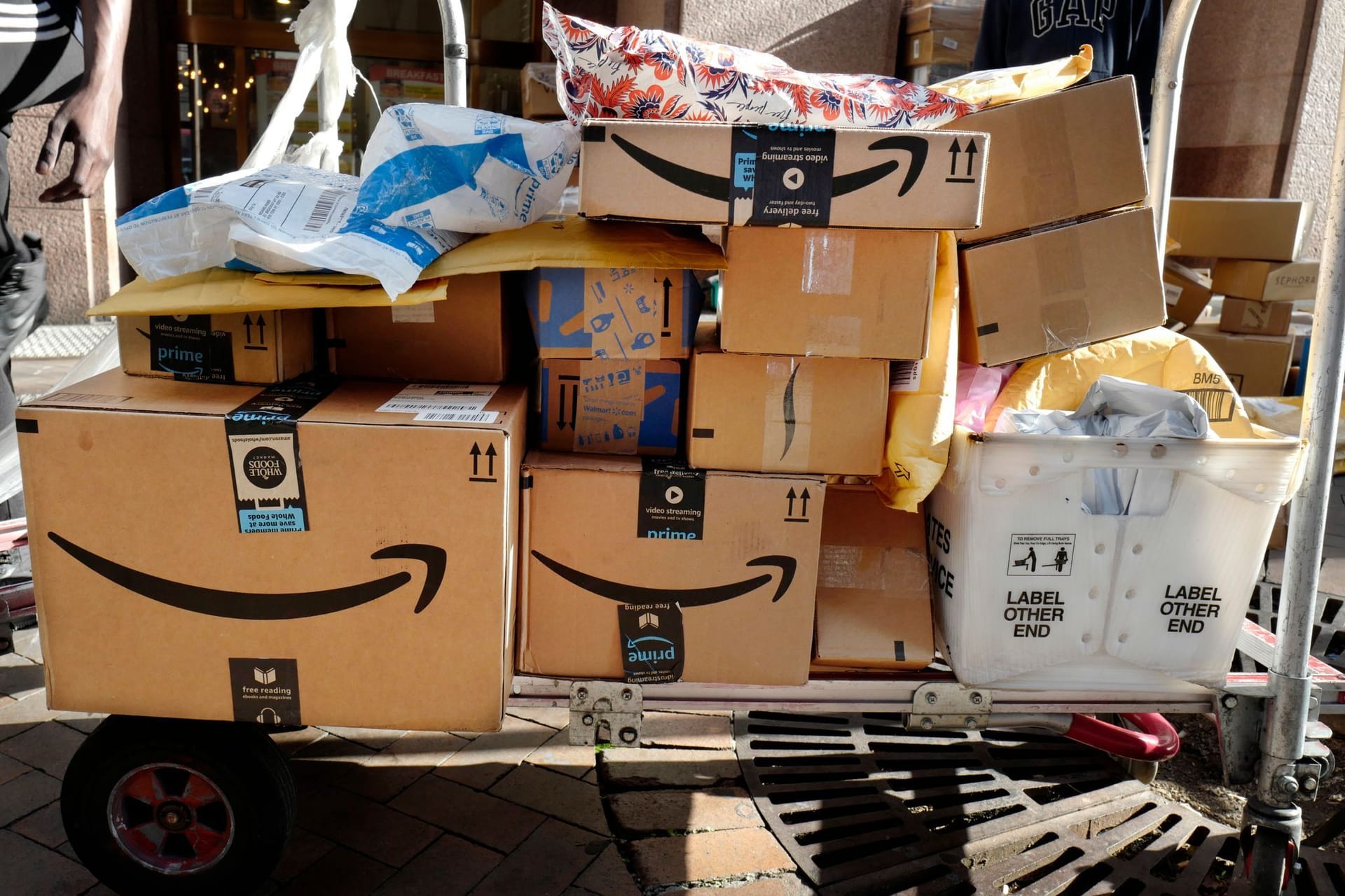 Gestapelte Amazon-Pakete (Symbolfoto): Am Standort in Achim sind zur Weihnachtszeit etwa 2.600 Angestellte beschäftigt.