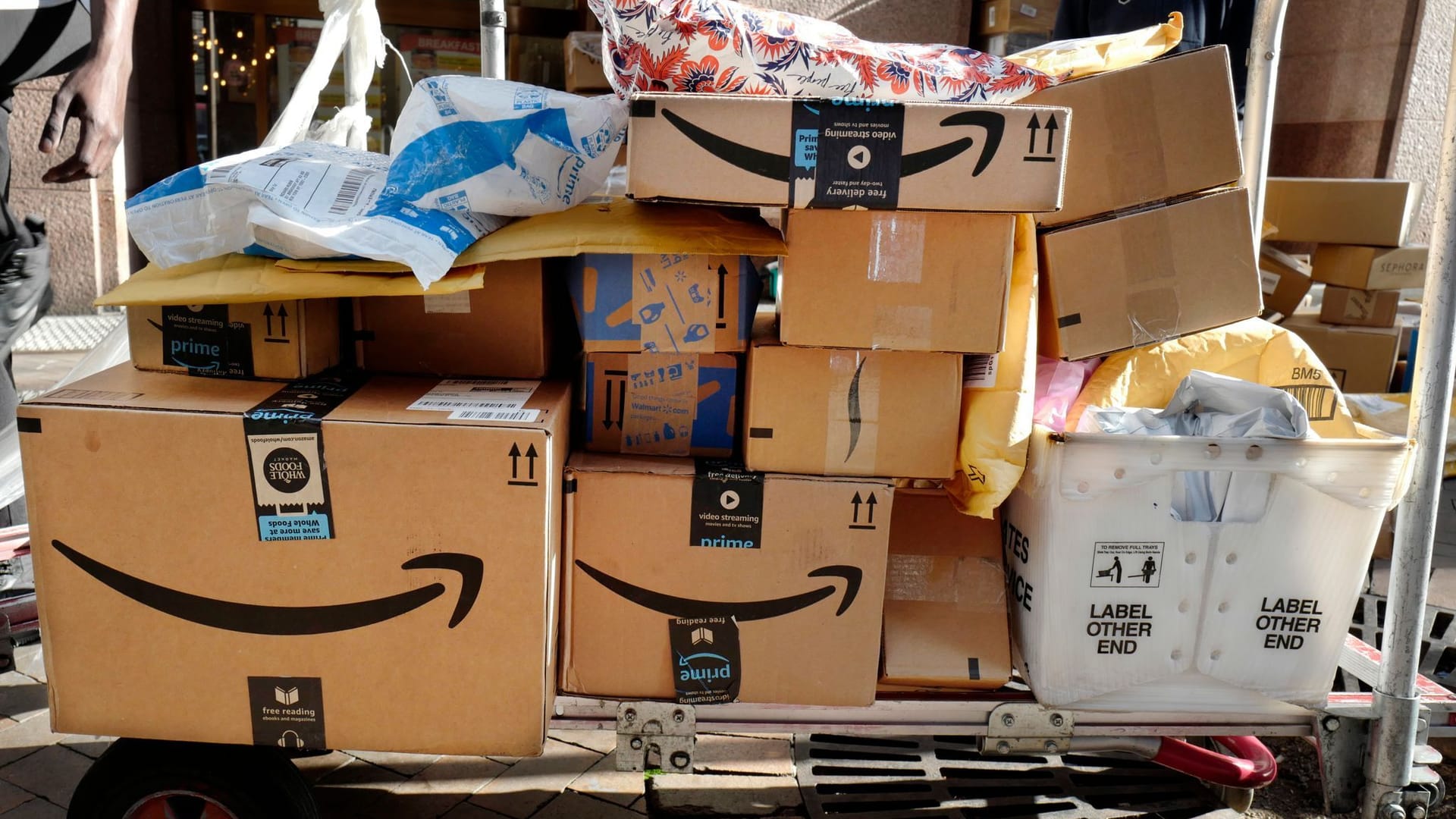 Gestapelte Amazon-Pakete (Symbolfoto): Am Standort in Achim sind zur Weihnachtszeit etwa 2.600 Angestellte beschäftigt.