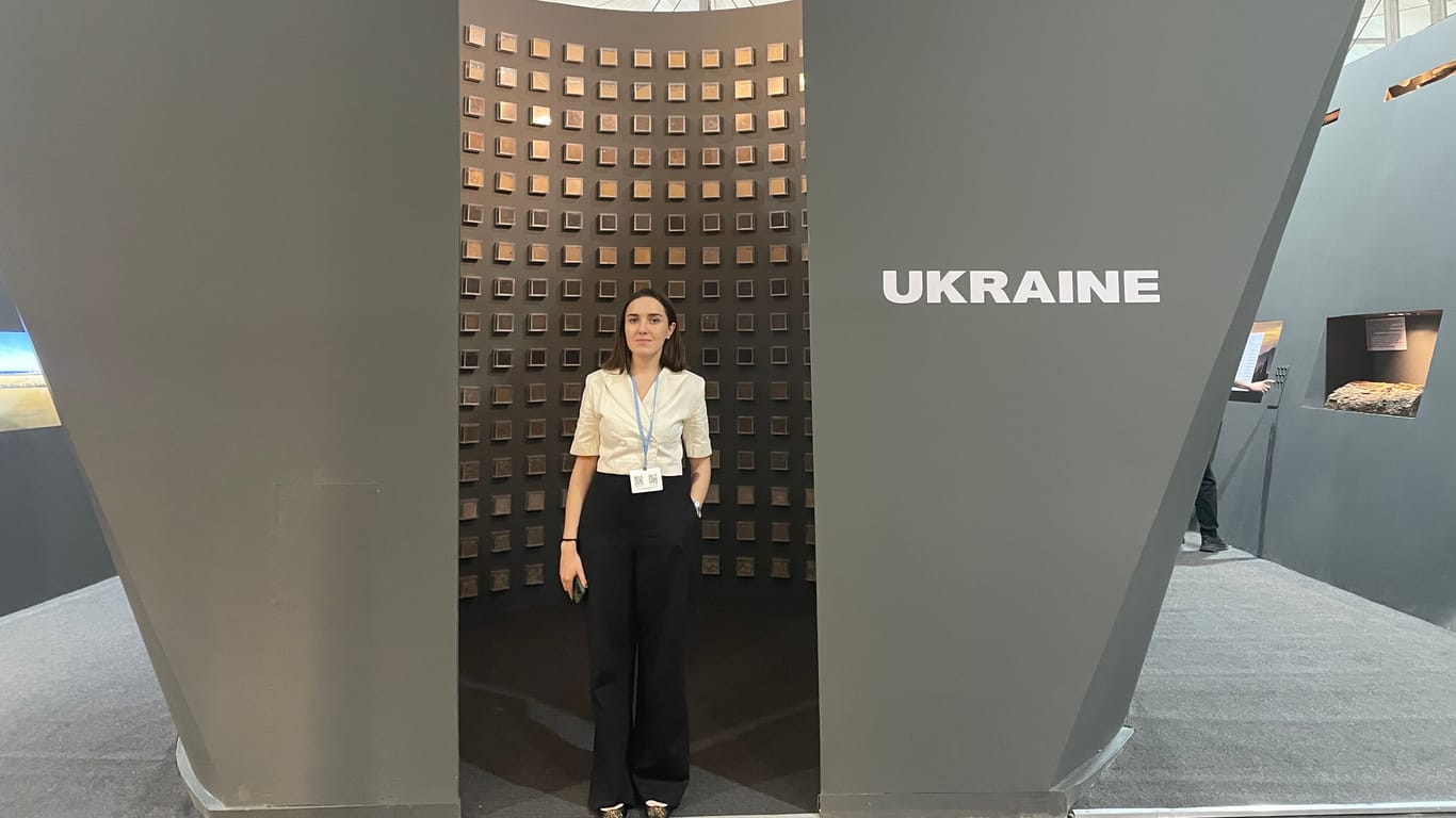 Julia Solovey steht im "Raketenkrater": Der Ausstellungsraum zeigt Bodenproben aus allen Teilen der Ukraine.