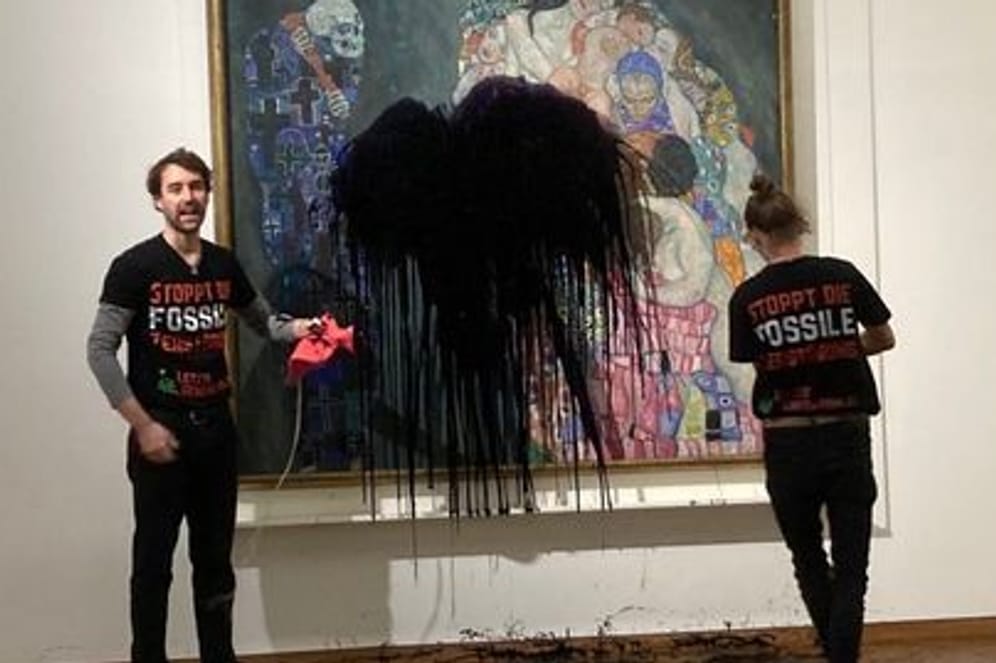 Klimaaktivisten der Gruppe "Letzte Generation" haben im Leopold Museum das Gemälde "Tod und Leben" von Gustav Klimt mit Öl überschüttet.