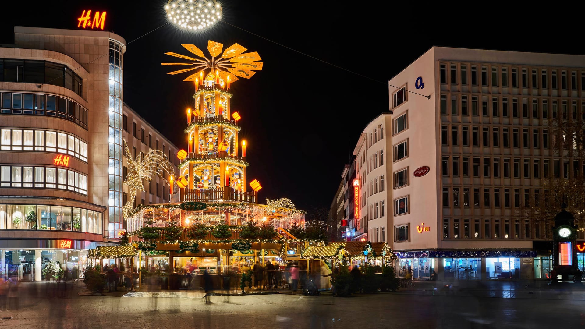 Die Weihnachtspyramide am Kröpcke während das Weihnachtsmarkts (Archivbild).