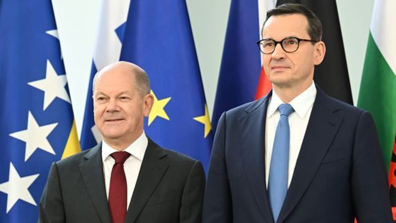Bundeskanzler Olaf Scholz (l, SPD) begrüßte Polens Ministerpräsident Mateusz Morawiecki zum Westbalkan-Gipfel.