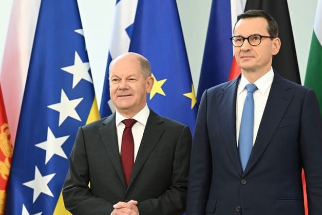 Bundeskanzler Olaf Scholz (l, SPD) begrüßte Polens Ministerpräsident Mateusz Morawiecki zum Westbalkan-Gipfel.