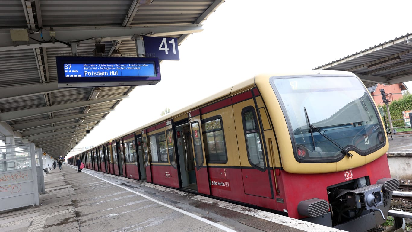 Die S-Bahn S7 am Bahnhof Ahrensfelde (Symbolbild): Menschen in Berlin können möglicherweise noch länger mit dem 29-Euro-Ticket fahren.