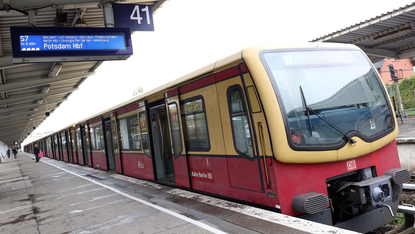 Die S-Bahn S7 am Bahnhof Ahrensfelde (Symbolbild): Menschen in Berlin können möglicherweise noch länger mit dem 29-Euro-Ticket fahren.
