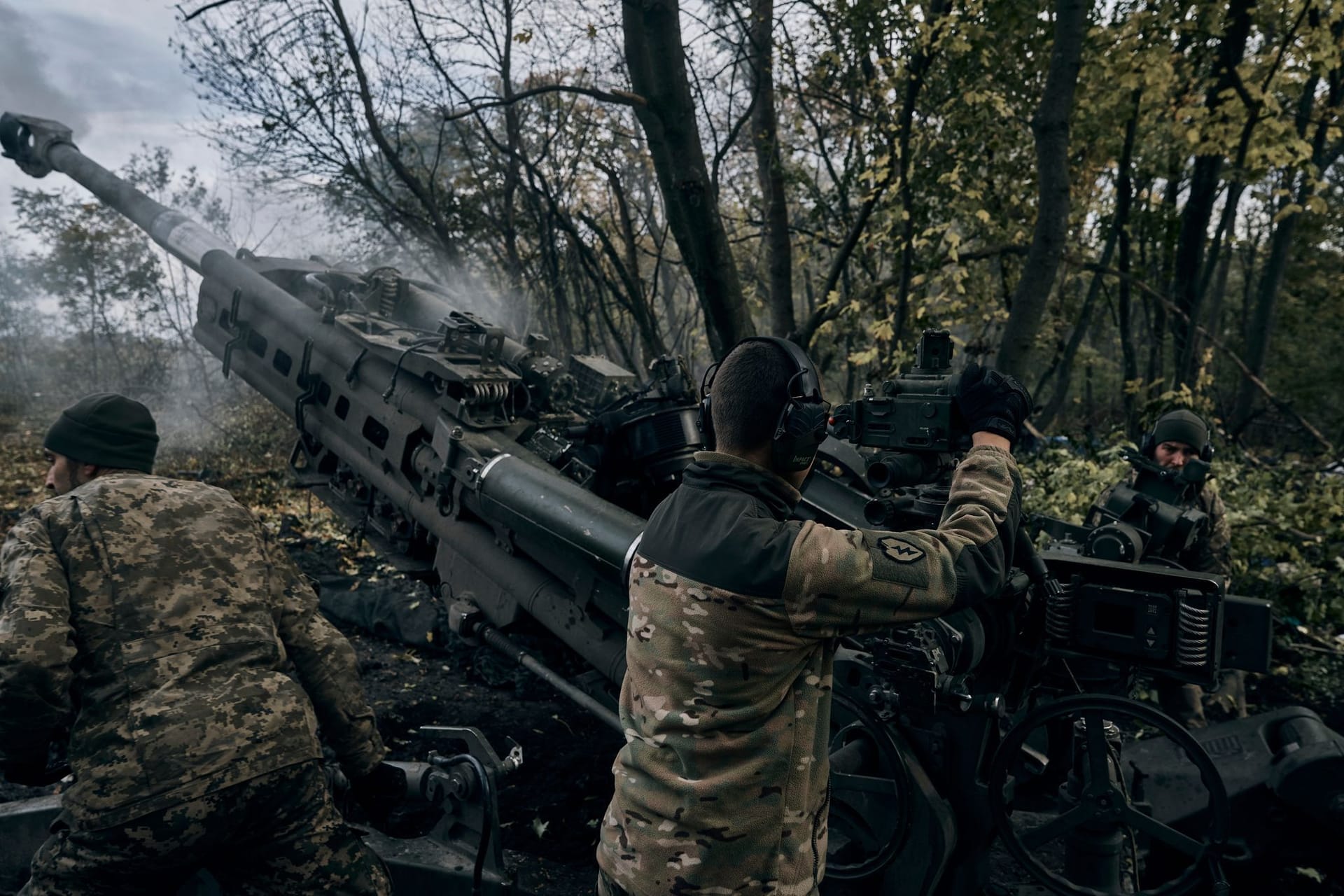 Ukrainische Soldaten feuern aus einer von den USA gelieferten Haubitze M777.