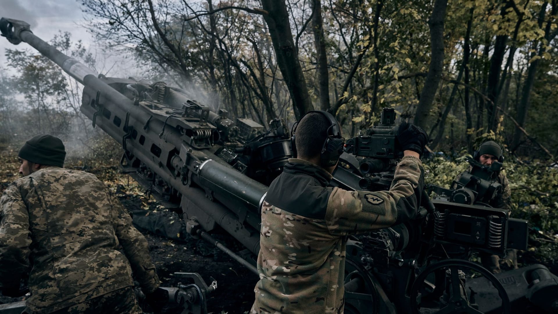 Ukrainische Soldaten feuern aus einer von den USA gelieferten Haubitze M777.