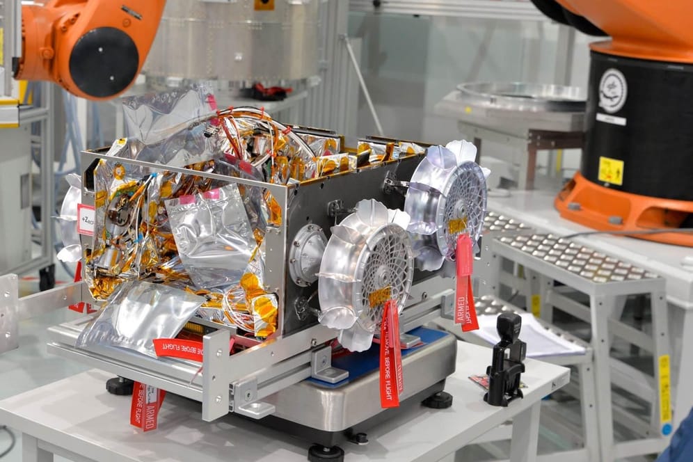 Marsmond-Rover vom DLR: Das Deutsche Zentrum für Luft- und Raumfahrt bereitet die Teile für den Versand nach Frankreich vor.