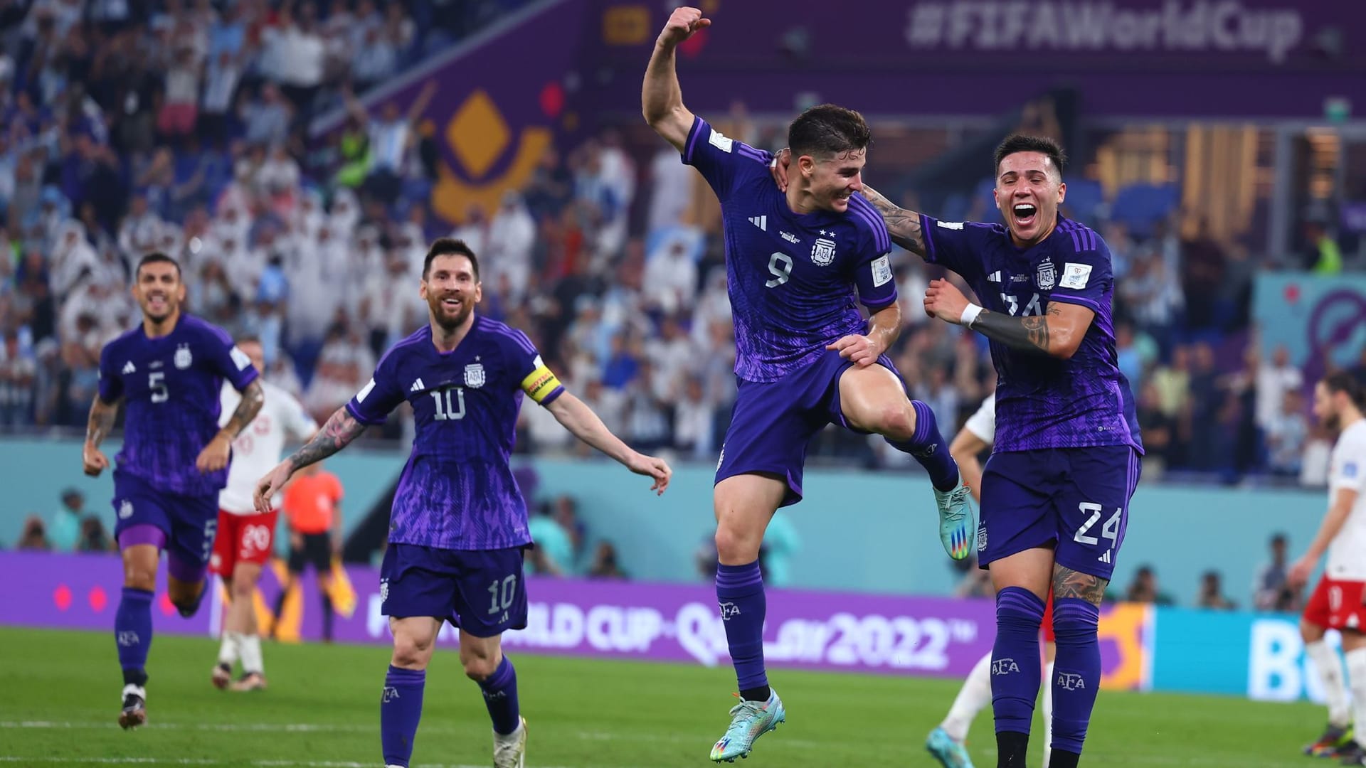 Befreiender Jubel: Die Argentininer um Lionel Messi (hinten) im Spiel gegen Polen.