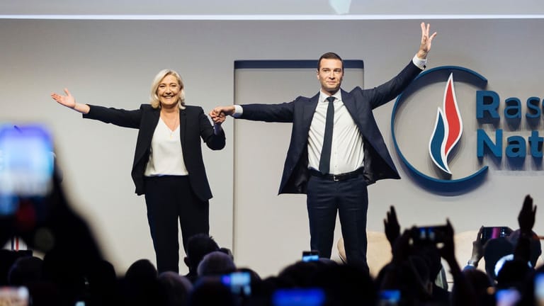 Marine Le Pen und Jordan Bardella: Der bisherige Interimschef fuhr einen deutlichen Wahlsieg ein.