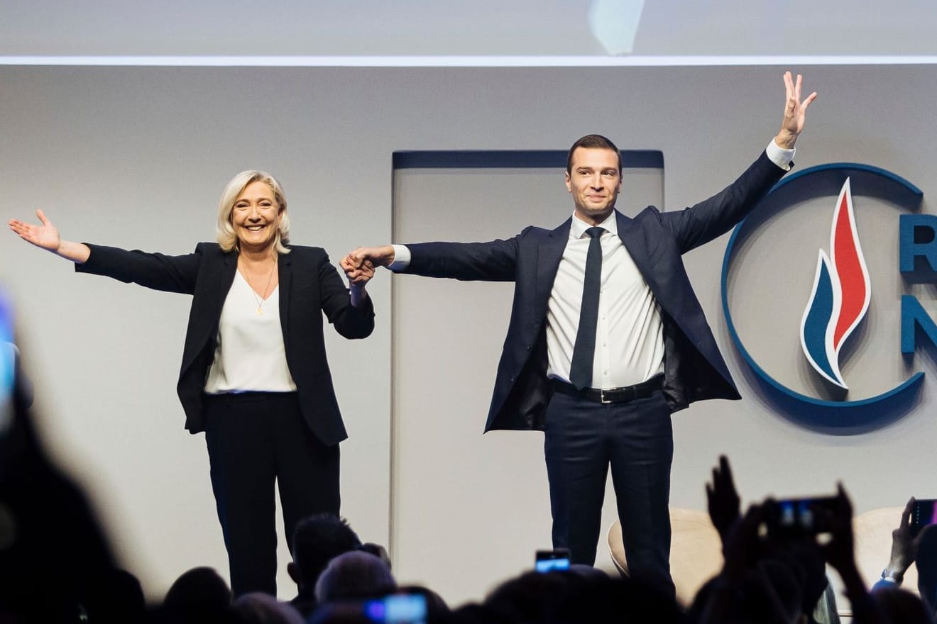 Marine Le Pen und Jordan Bardella: Der bisherige Interimschef fuhr einen deutlichen Wahlsieg ein.