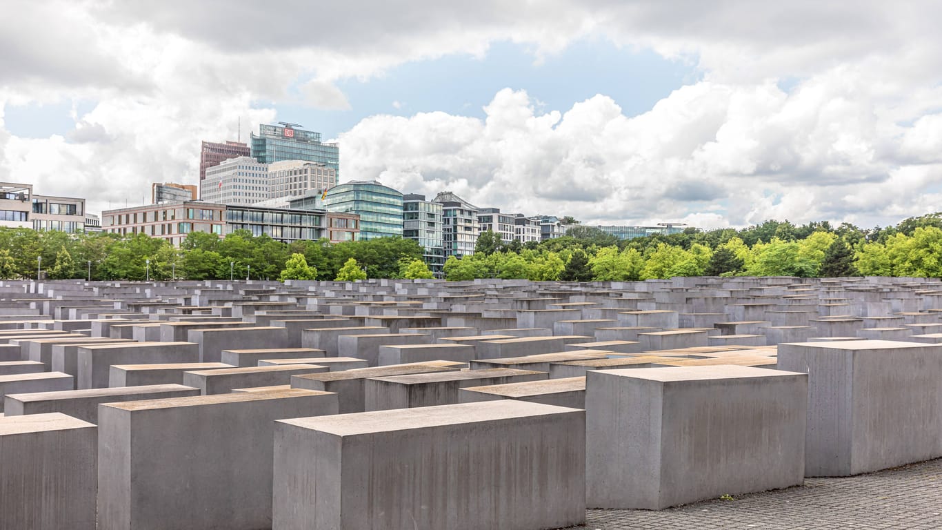 Mahnmal in Berlin für die Opfer des Holocaust (Archivbild): Für die Beschädigung des Mahnmals muss der Täter mehrere Tausend Euro zahlen.