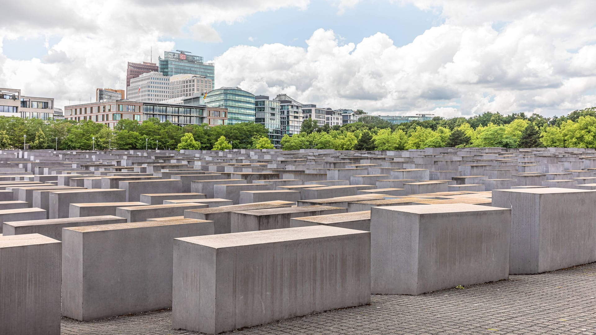 Mahnmal in Berlin für die Opfer des Holocaust (Archivbild): Für die Beschädigung des Mahnmals muss der Täter mehrere Tausend Euro zahlen.