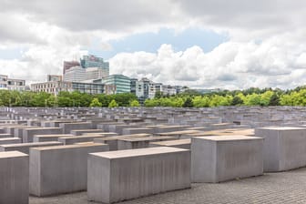 Mahnmal in Berlin für die Opfer des Holocaust (Archivbild): Für die Beschädigung des Mahnmals muss der Täter mehrere Tausend Euro zahlen.