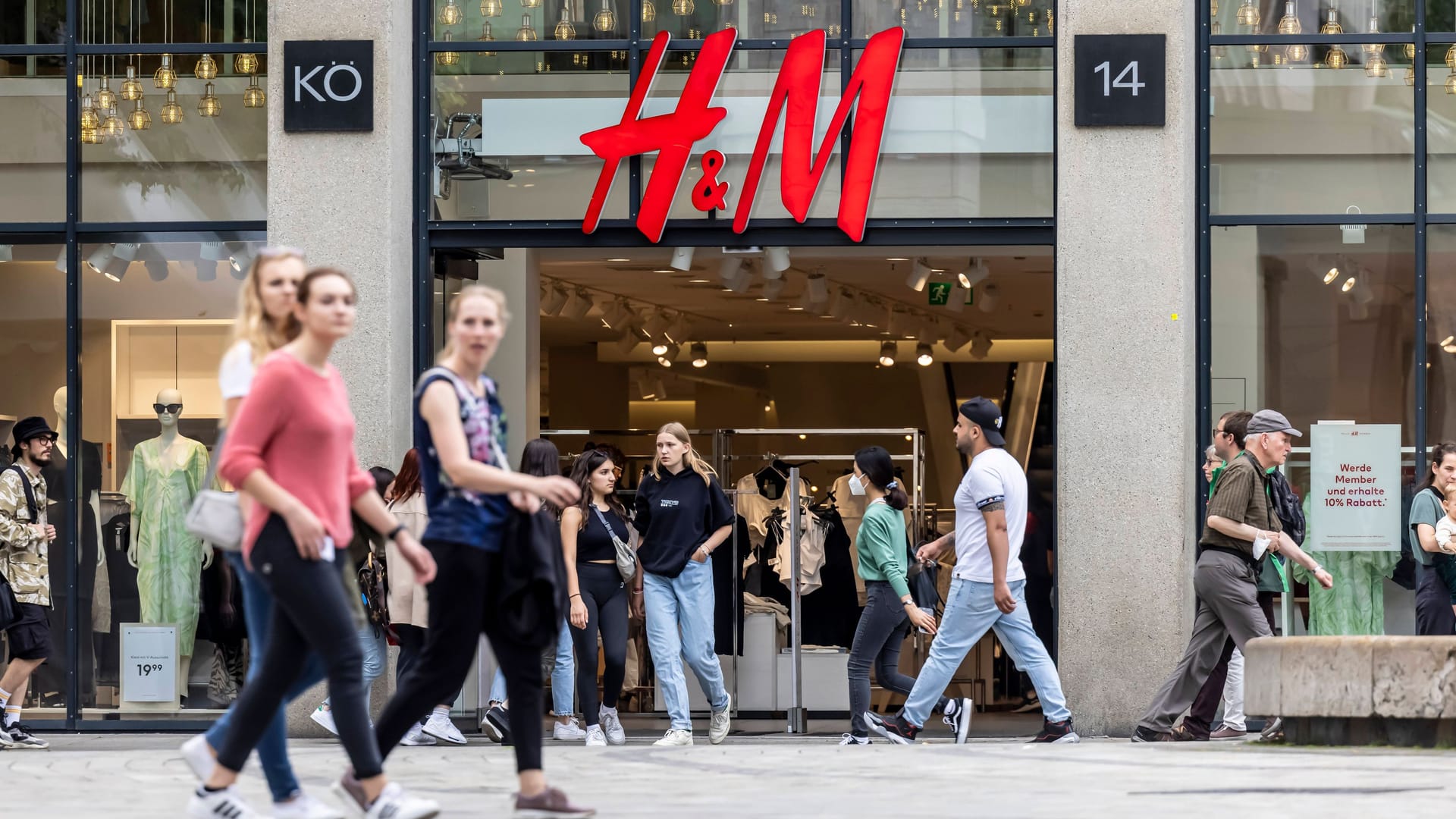 H&M-Filiale in Stuttgart (Archivbild): Man wolle die Mitarbeiter unterstützen, teilte die Konzernchefin mit.