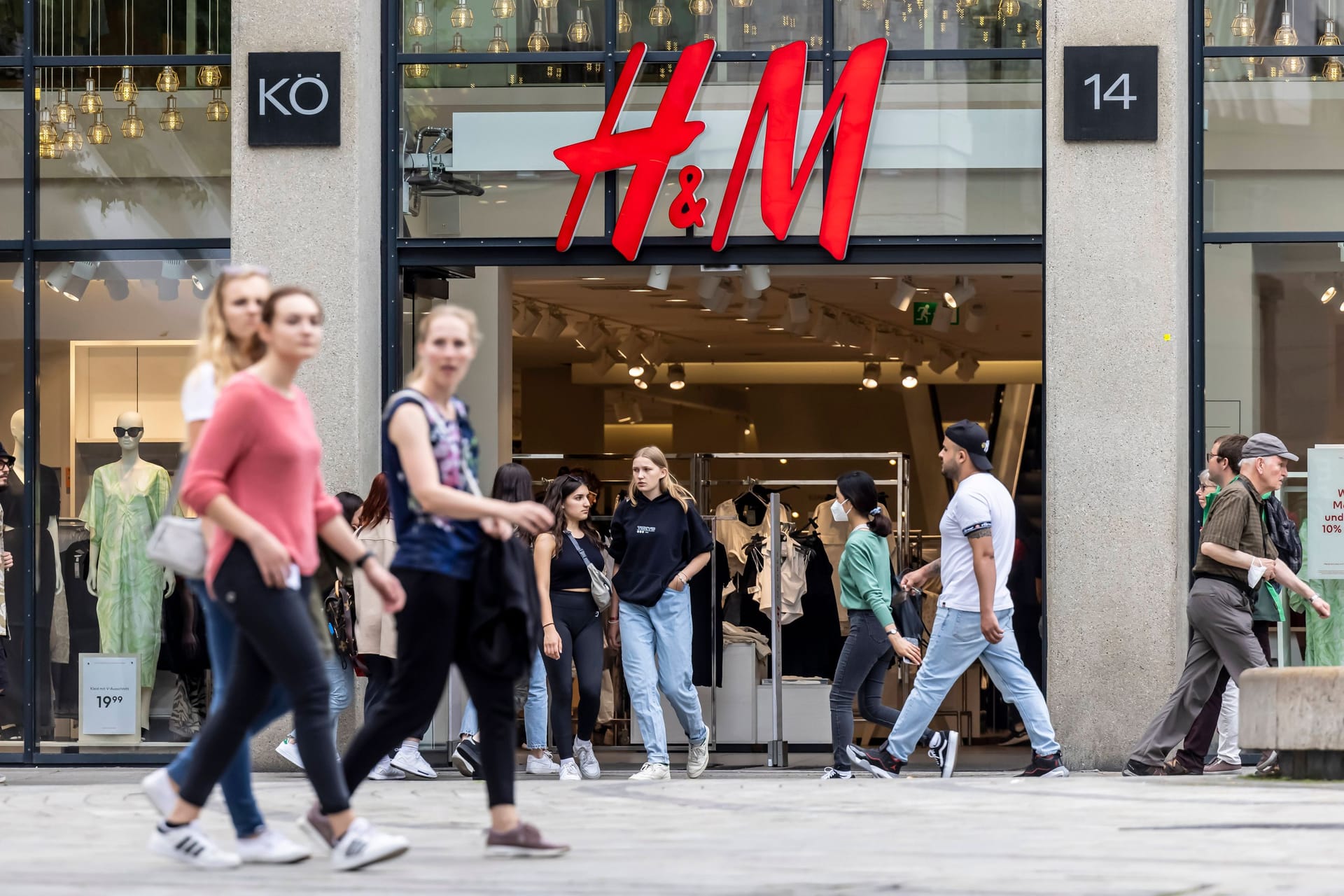 H&M-Filiale in Stuttgart (Archivbild): Man wolle die Mitarbeiter unterstützen, teilte die Konzernchefin mit.