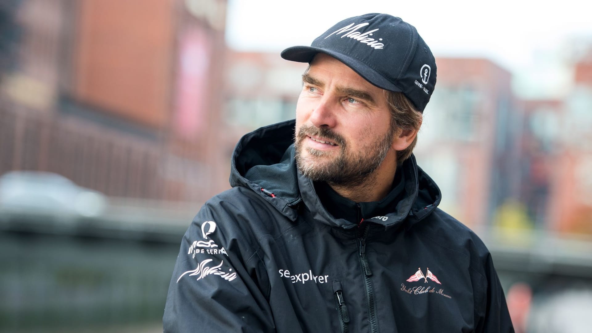 Segelsportler Boris Herrmann steht in der Hamburger HafenCity (Archivbild): Bei der "Route du Rhum" hat er mit Problemen zu kämpfen.