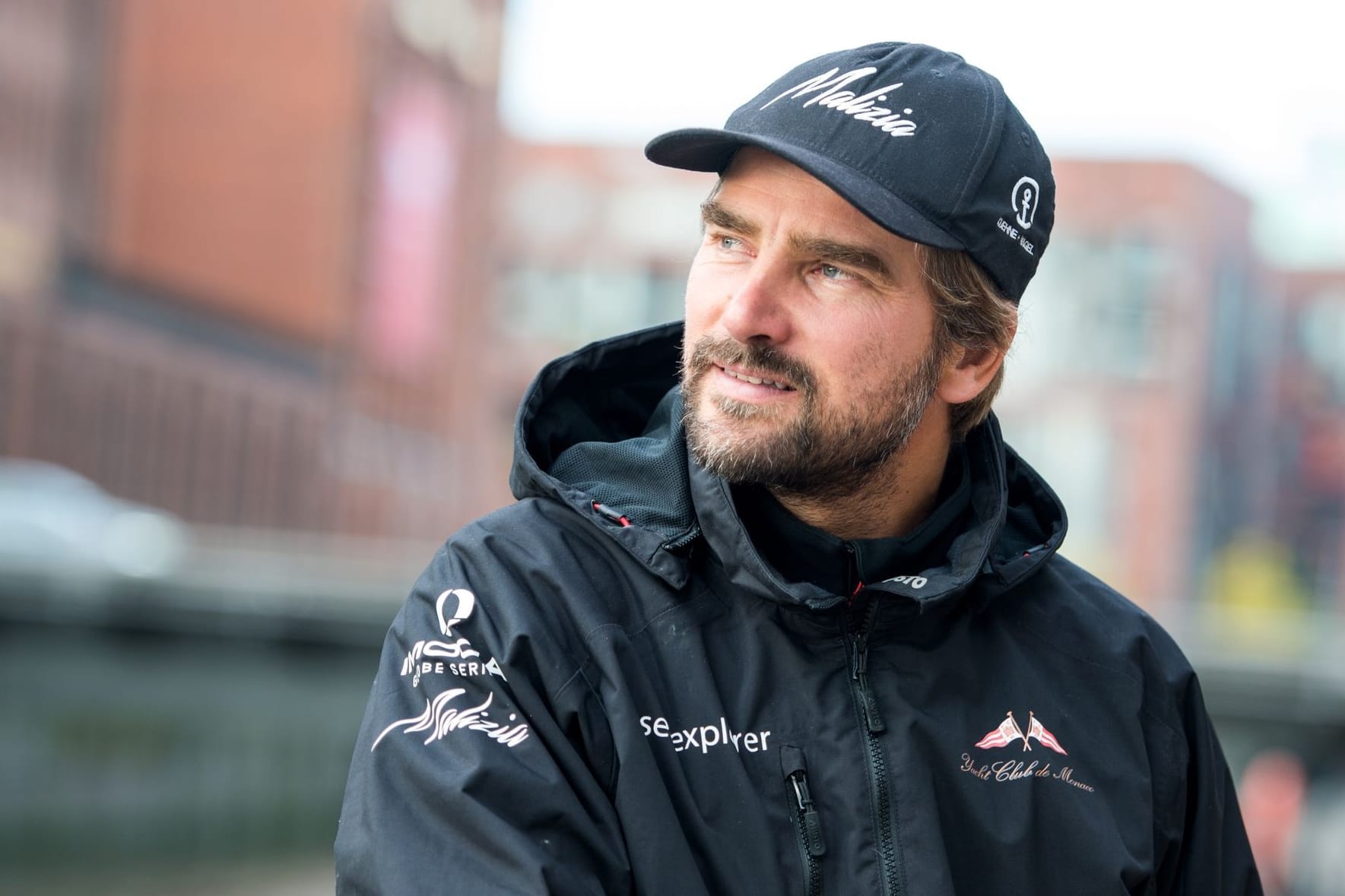 Segelsportler Boris Herrmann steht in der Hamburger HafenCity (Archivbild): Bei der "Route du Rhum" hat er mit Problemen zu kämpfen.