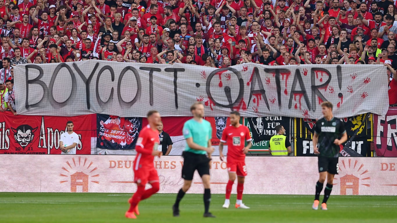 "Boycott Qatar": Banner von Fans im Kaiserslauterner Fritz-Walter-Stadion.