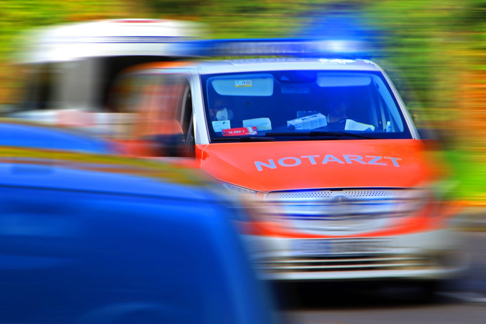 Rettungsdienst auf Einsatzfahrt (Symbolbild): Die schwer verletzte junge Frau saß hinten auf dem Motorrad.