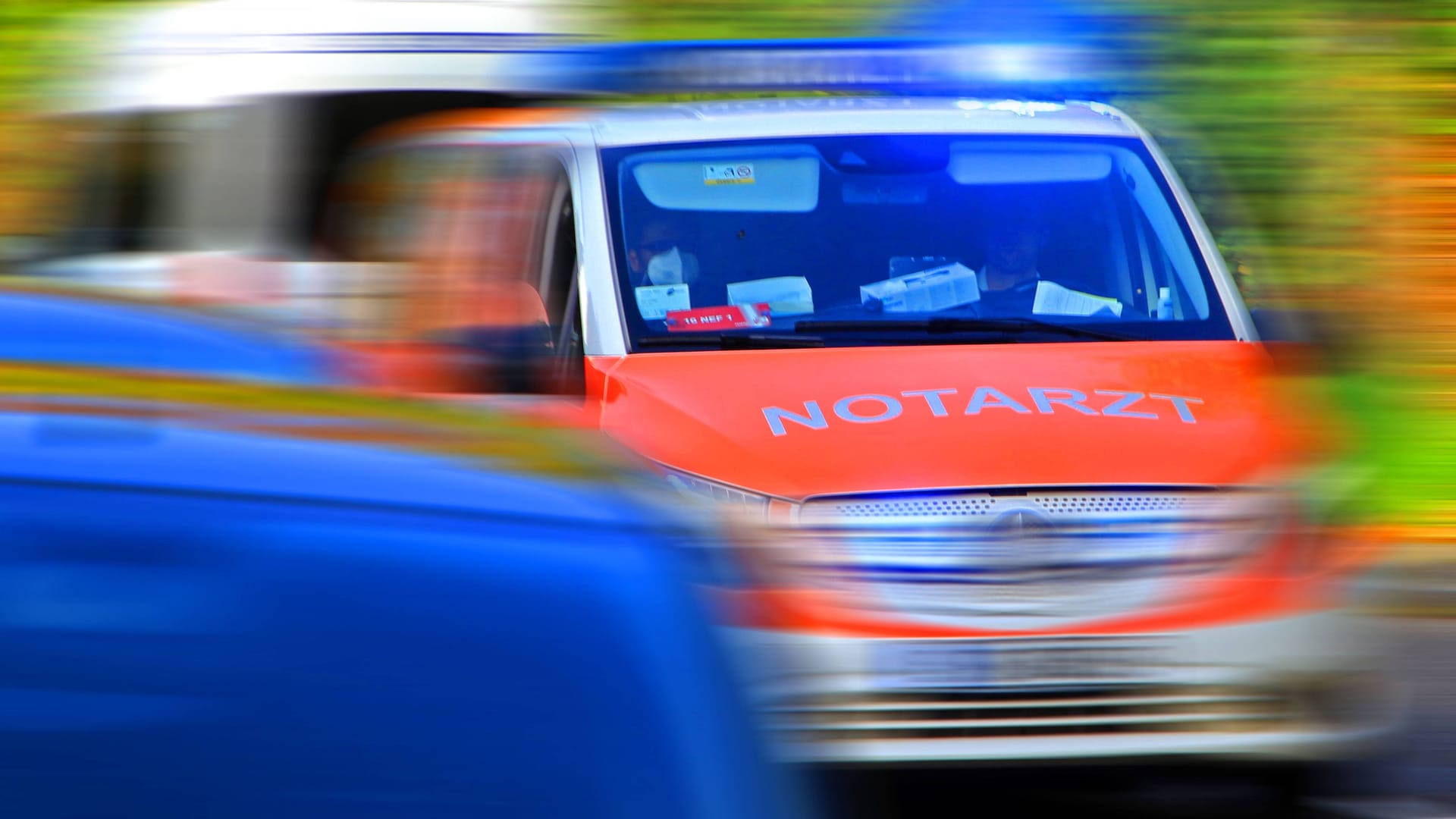 Rettungsdienst auf Einsatzfahrt (Symbolbild): Die schwer verletzte junge Frau saß hinten auf dem Motorrad.