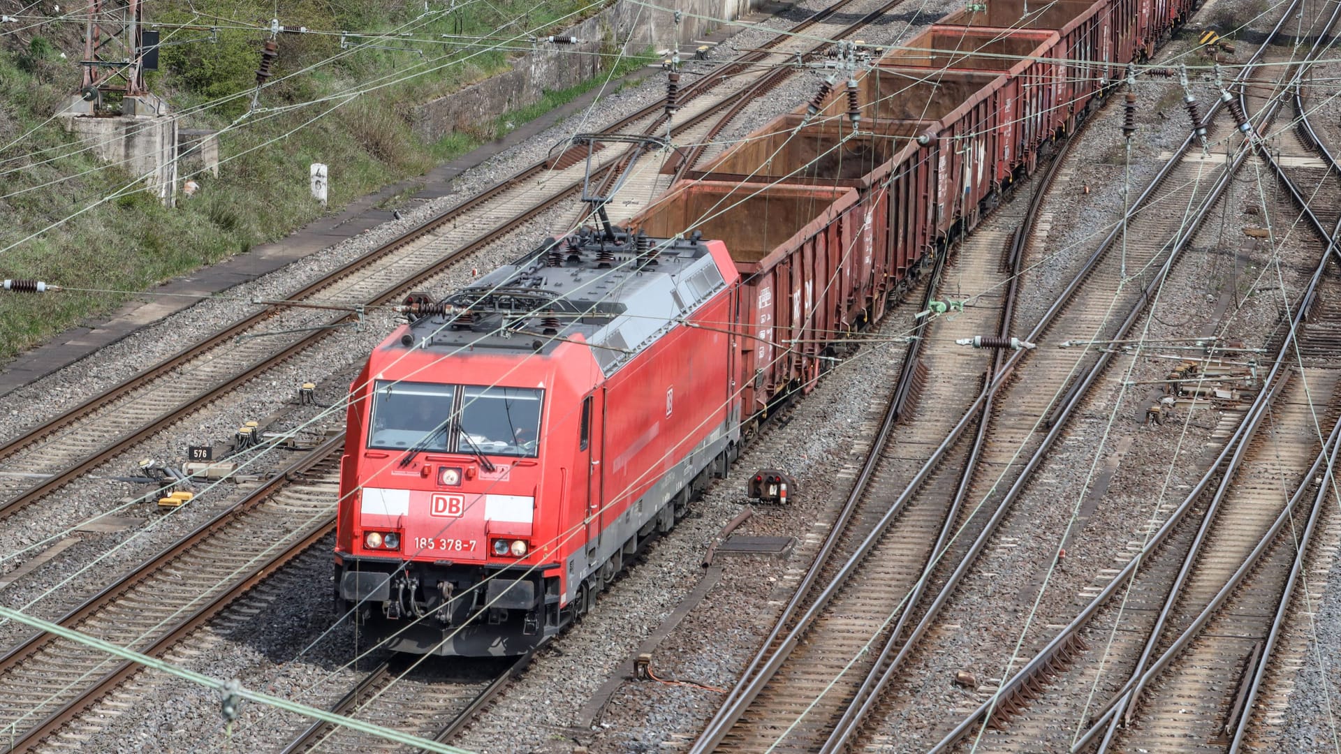 Ein Güterzug fährt auf Gleisen im Ruhrgebiet (Symbolbild): Bei Dortmund musste eine Bahnstrecke für mehrere Stunden gesperrt werden. Ein Güterzug fährt auf Gleisen im Ruhrgebiet (Symbolbild): Bei Dortmund musste eine Bahnstrecke für mehrere Stunden gesperrt werden.