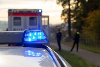 Streifenwagen der Polizei und Rettungsfahrzeug (Symbolfoto): Der Mann besaß keinen Führerschein und war betrunken.