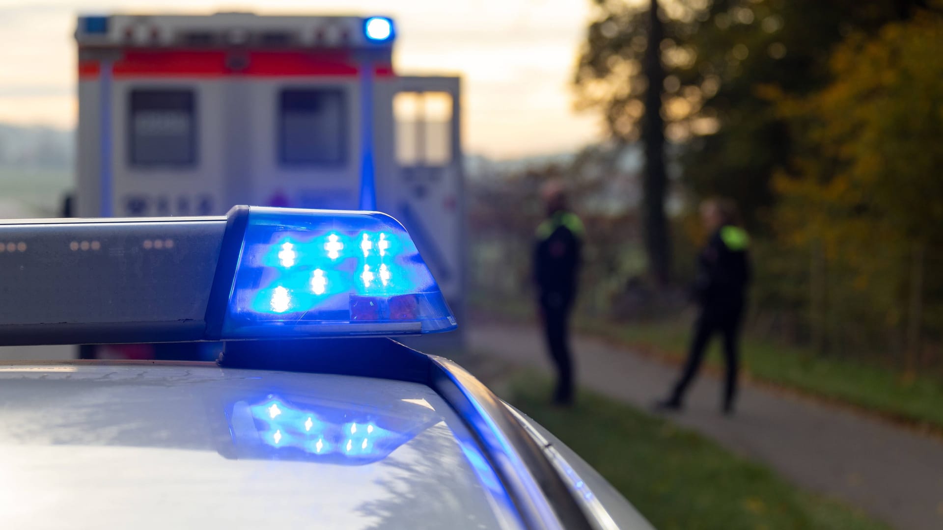 Streifenwagen der Polizei und Rettungsfahrzeug (Symbolfoto): Der Mann besaß keinen Führerschein und war betrunken. Streifenwagen der Polizei und Rettungsfahrzeug (Symbolfoto): Der Mann besaß keinen Führerschein und war betrunken.