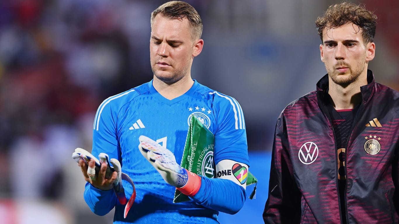 Manuel Neuer und Leon Goretzka (r.): Mit der "One Love"-Armbinde wollten die deutschen Nationalspieler bei der WM eigentlich ihr eigenes Zeichen setzen.