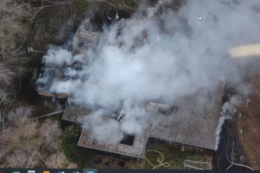Luftaufnahmen zeigen das Ausmaß des Feuers.