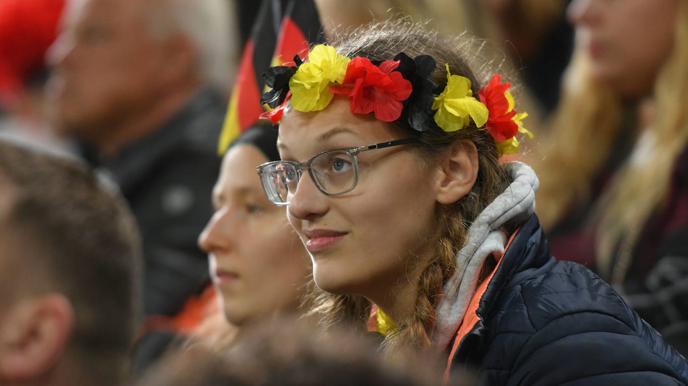 Deutschland-Fans im Stadion (Archivbild): Was erwartet sie bei der WM in Katar?