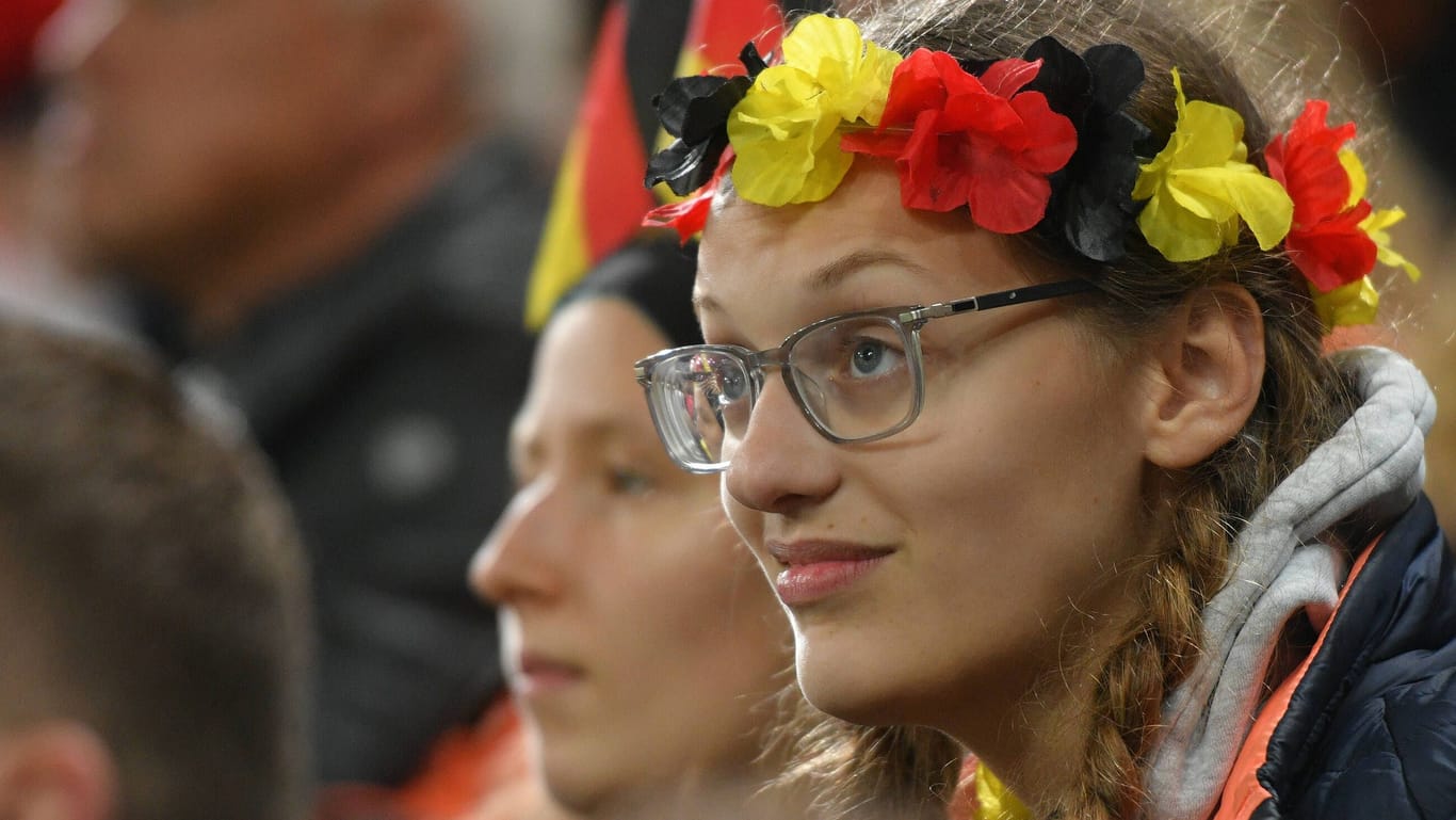 Deutschland-Fans im Stadion (Archivbild): Was erwartet sie bei der WM in Katar?