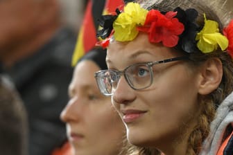 Deutschland-Fans im Stadion (Archivbild): Was erwartet sie bei der WM in Katar?