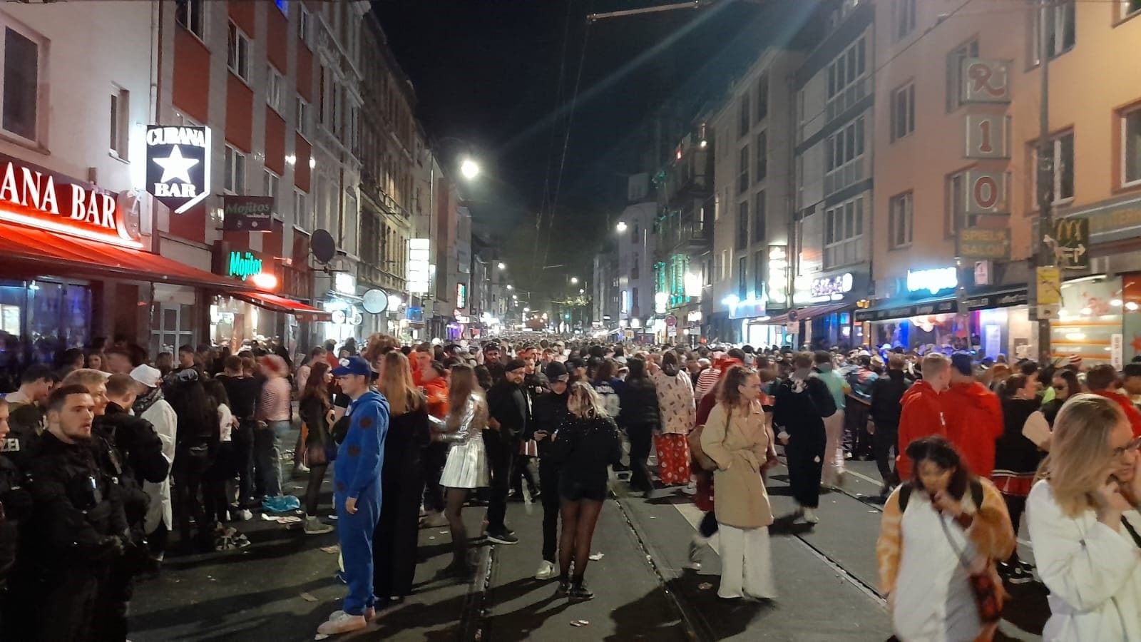 Die Zülpicher Straße am Abend, es wird langsam leerer.