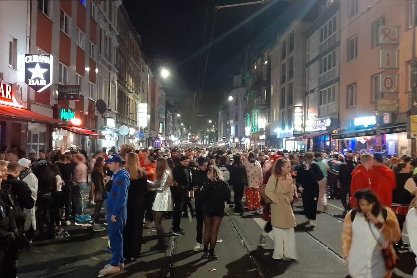 Die Zülpicher Straße am Abend, es wird langsam leerer.