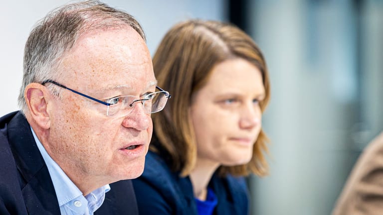Stephan Weil (SPD) und Julia Willie Hamburg (Bündnis 90/Die Grünen): Am Dienstag haben Ministerpräsident und Stellvertreterin das Milliardenpaket vorgestellt.