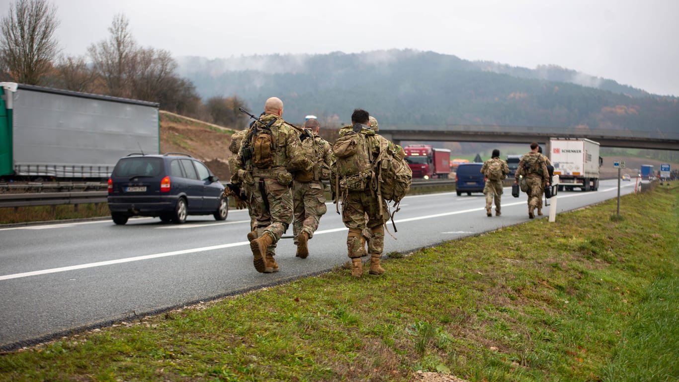 Einige US-Soldaten gingen ein Stück der Strecke zu Fuß weiter.