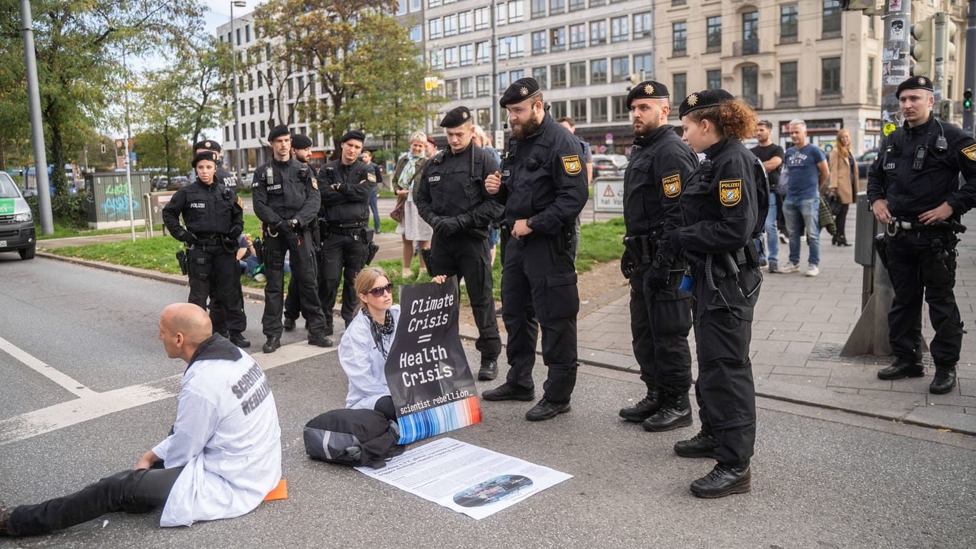 Ein Klimaaktivist wird in München von der Polizei abgeführt (Symbolfoto): Im Kampf gegen die "Letzte Generation" übertreiben Staat, Justiz und Polizei in München nun völlig.