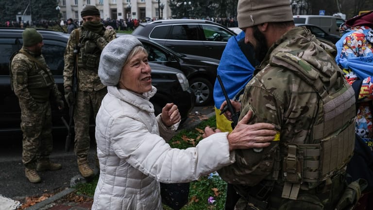 Eine Frau in Cherson dankt einem ukrainischen Soldaten: Langsam macht sich Ernüchterung breit.