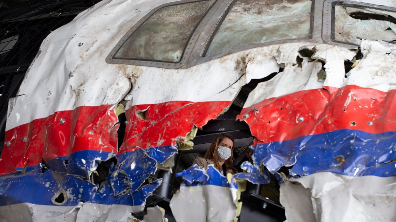 Das Wrack der MH17-Maschine (Archivbild): Nach dem Urteil gegen drei Täter fordert Präsident Selenskyj auch eine Bestrafung Russlands.