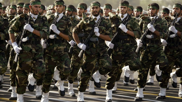 Soldaten der Iranischen Revolutionsgarde während einer Militärparade anlässlich des 28. Jahrestages des Irak-Iran-Krieges in Teheran.